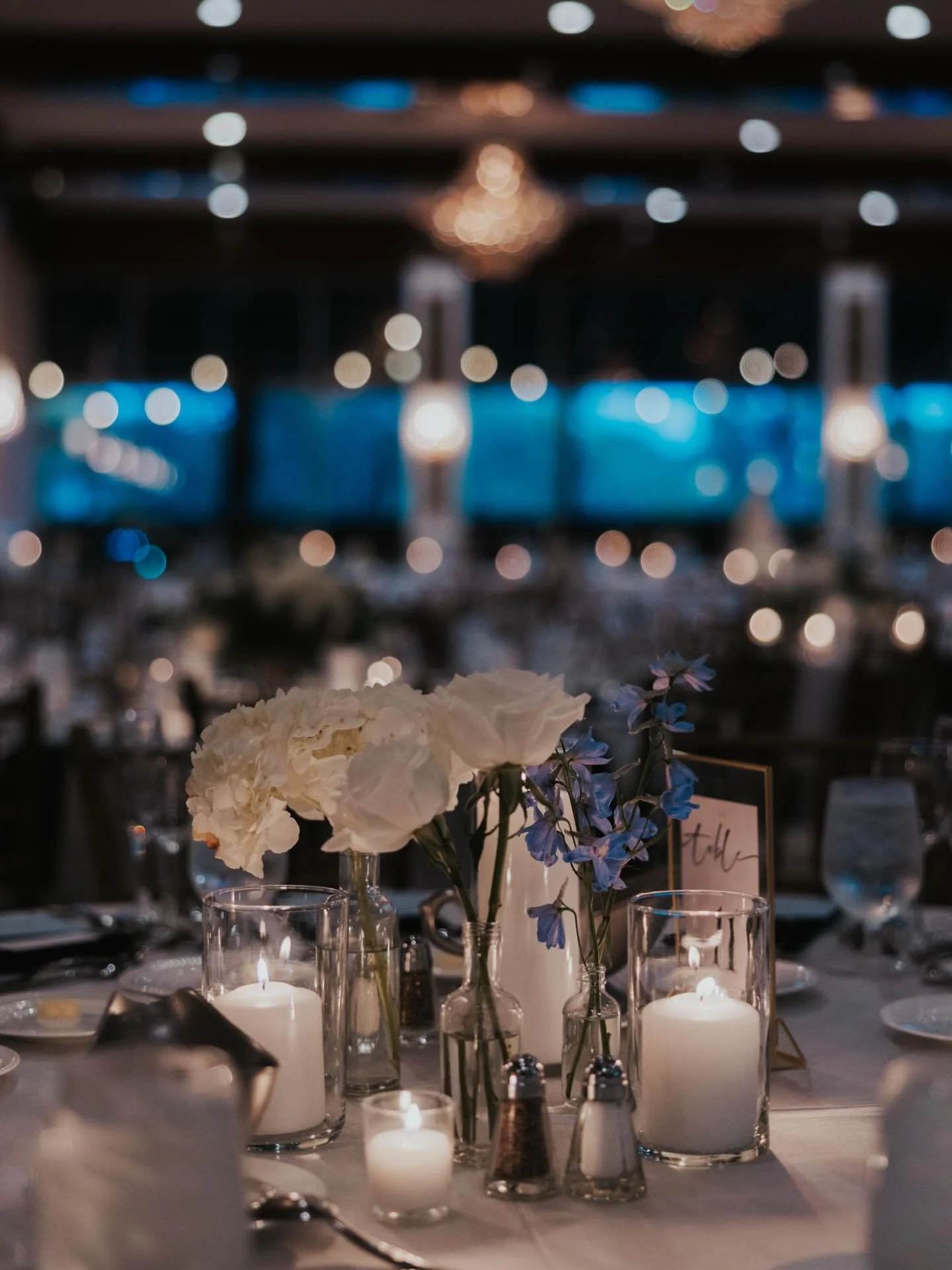 Loving this dreamy &amp; elegant tablescape 🤍🕯️

Vendor Team: 
Venue: @thedrakeoakbrook 
Planner: @caratsandcupcakesevents 
Photo: @daniellerosephoto 
Video: @flowerandoakfilms 
Florals: @flowersfordreams 
DJ: @impulsedjs 
Hair: @bellabridalbeauty 