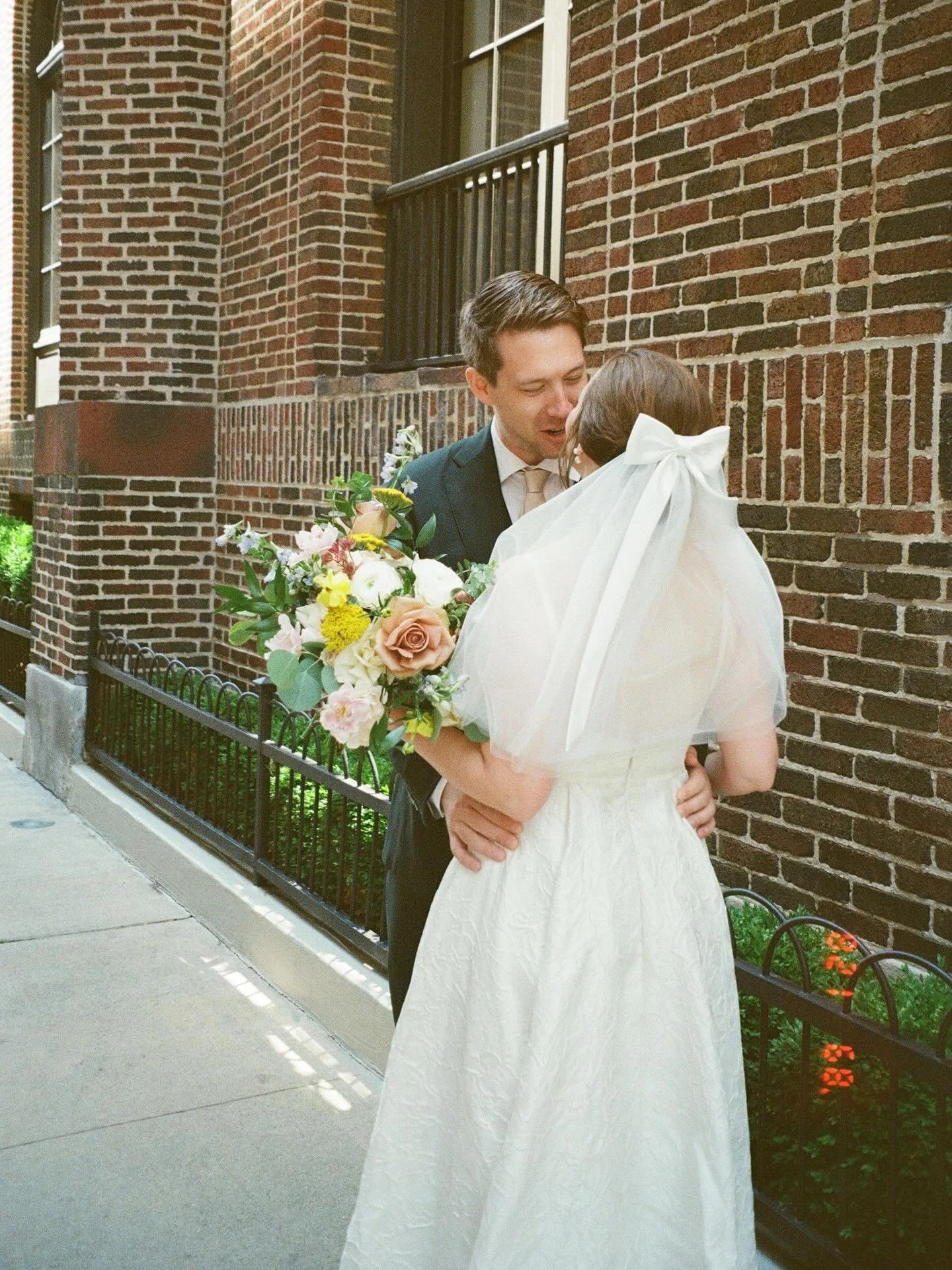 Still reminiscing on Chelsea + Kevins beautiful June wedding 💘 Such a gorgeous day! 

Vendor Team: 
Planner @caratsandcupcakesevents 
Photo @ellengustafsonphoto 
Florist @flowersfordreams 
Venue @schubas_tiedhouse 
Entertainment @cageandaquarium 
Ha