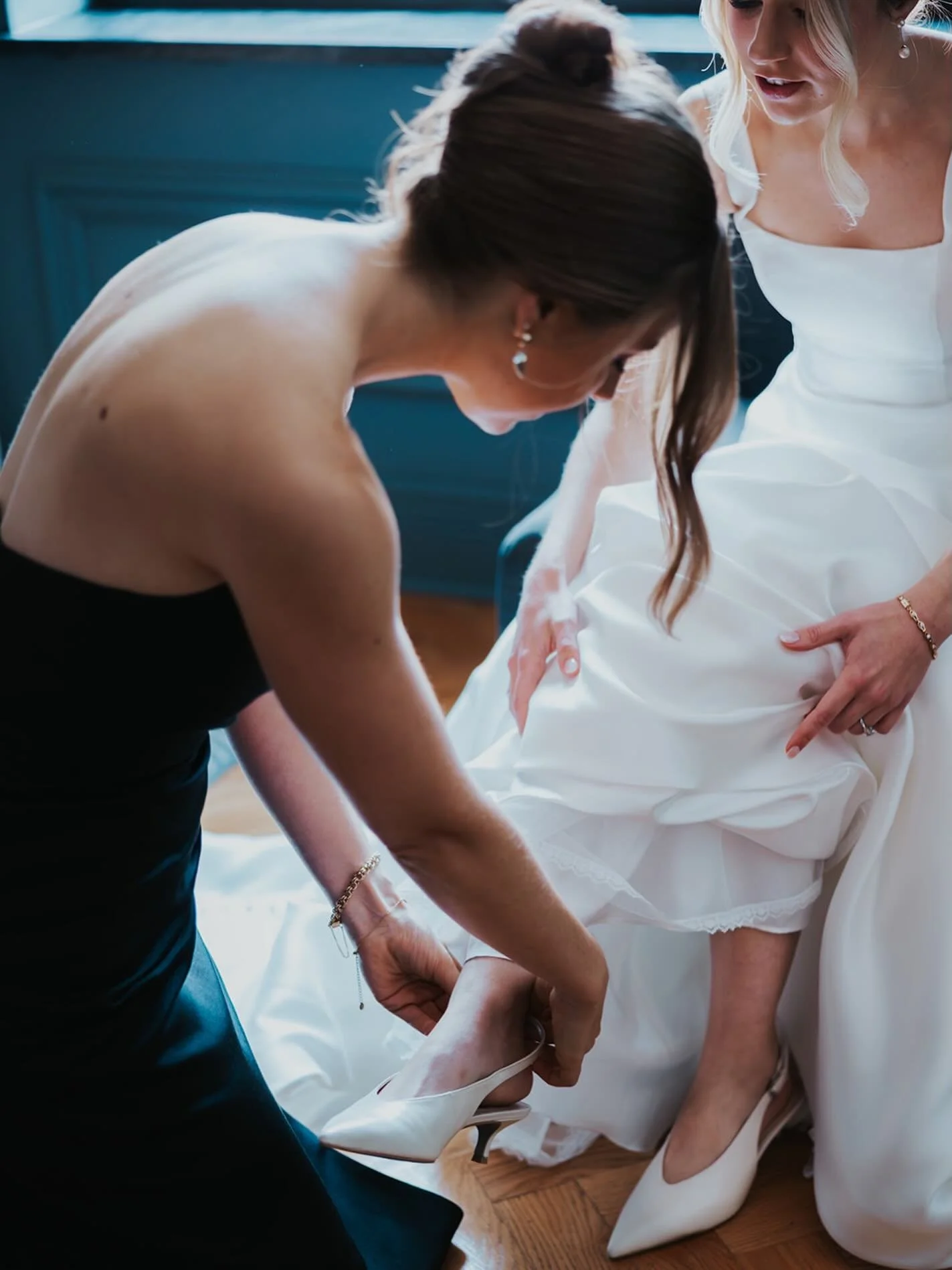 To the girls who make us feel extra special on the big day 👯&zwj;♀️🤍

Vendor Team: 
Venue: @thedrakeoakbrook 
Planner: @caratsandcupcakesevents 
Photo: @daniellerosephoto 
Video: @flowerandoakfilms 
Florals: @flowersfordreams 
DJ: @impulsedjs 
Hair