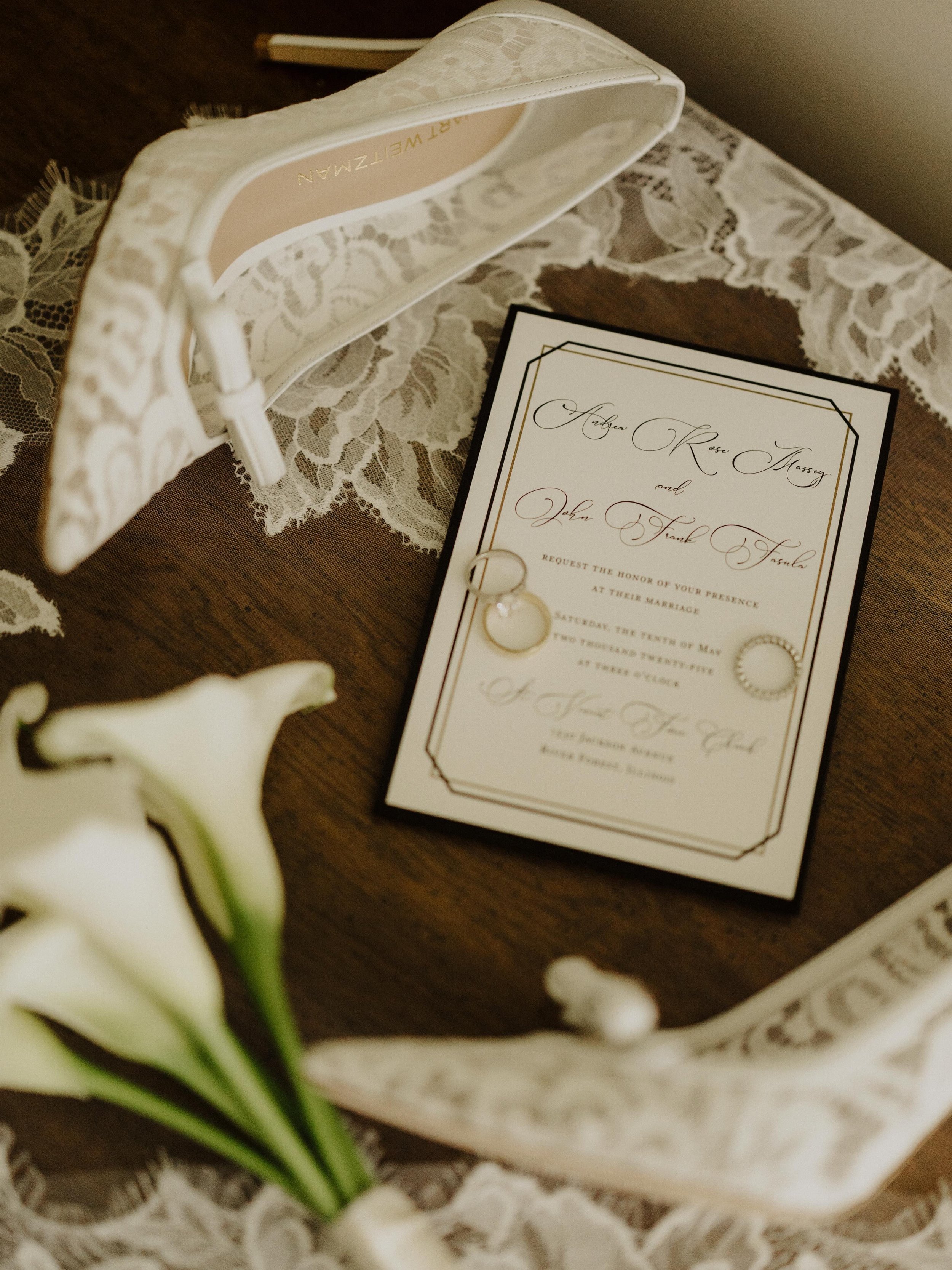 The sweetest details 🤍💍

Video @yellowskystudios 
Florals @prairiehoneyfloralstudio 
Cake @cake_chicago 
Make up @Igmakeuptans 
Photo @nikkikatephoto