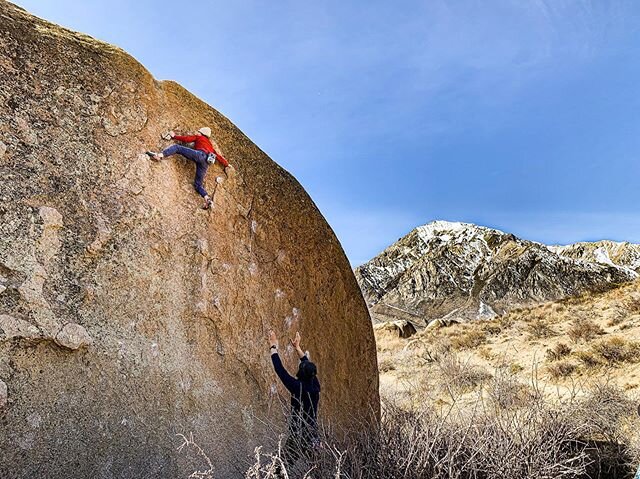 What a hunk of a boulder! Best V2 in Bishop. Change my mind? 🤷&zwj;♀️