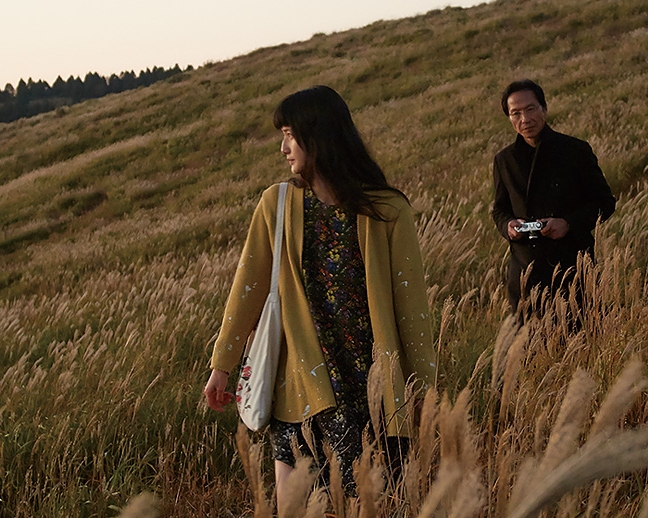 THE GIFT OF MEMORY - A film director who is location hunting in Kumamoto meets and travels with a young woman