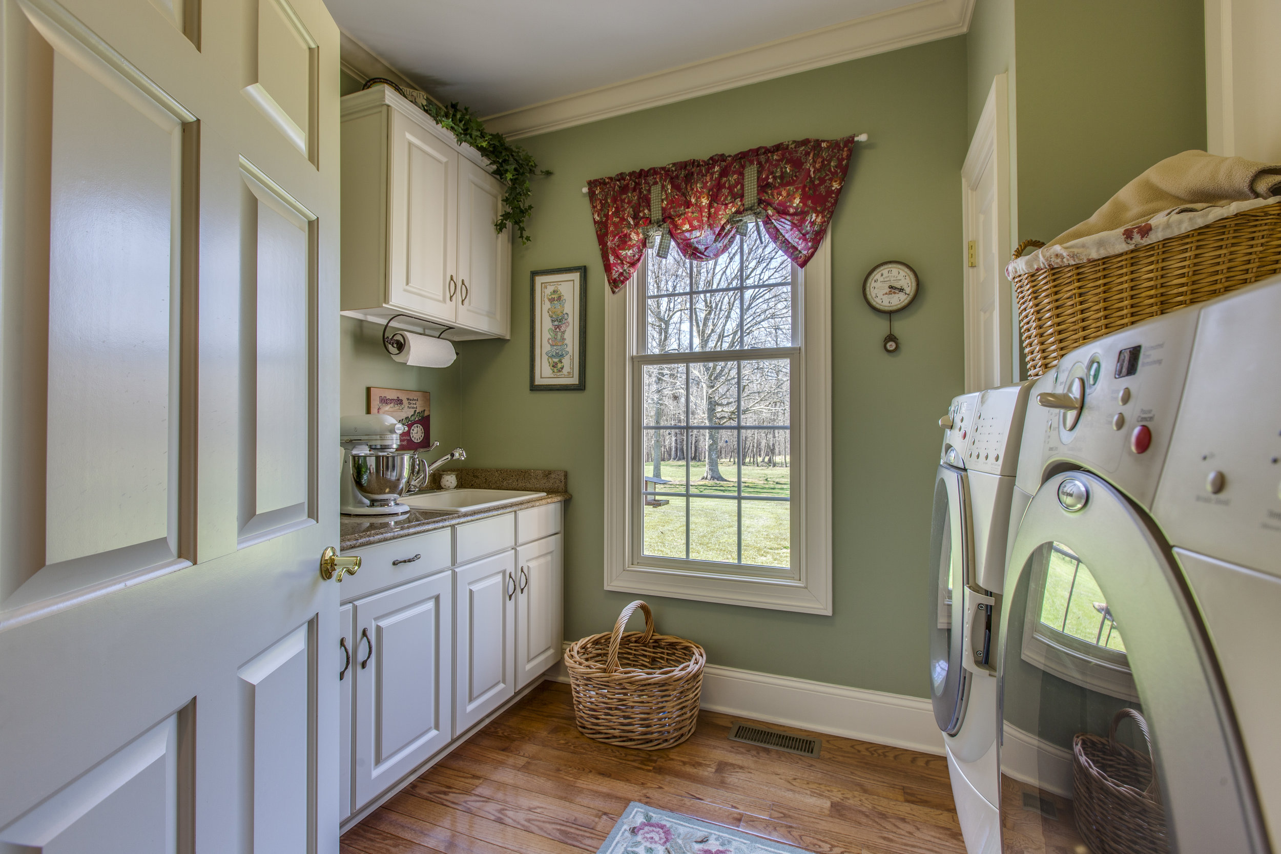 domophotos premium hdr real estate photography - Nashville, TN laundry room