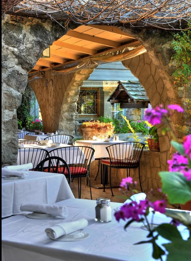 5 Sun-Seeking Spots for a Summer Bite in Monterey