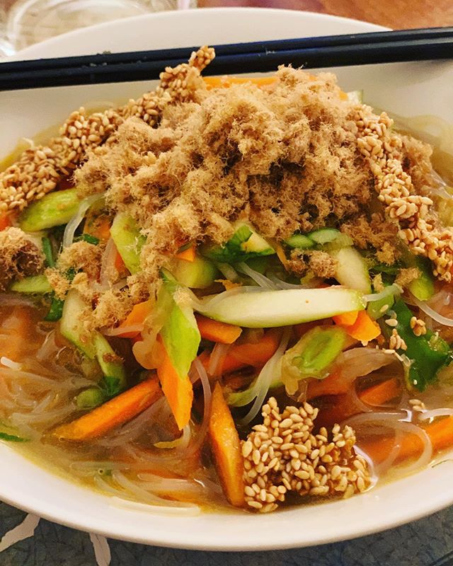 T E X T U R E 🛸 Food from outer space🛸, no just an outside space. Cold jellyfish noodle salad. Spicy and cooling broth. Sesame brittle to balance the burn. Cucumbers 🥒 onion scapes, & 🌶 chilli from the allotment. Not totally virtuous: #readymade🐙Jelly + 🐽#Porkfloss from @wingyipstore