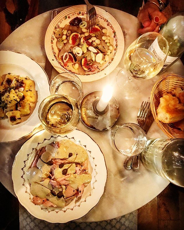 Find la dolce vita at Il Capriolo. Creamy vitello tonnato. Sea bream sashimi paired with figs. And the most pillowy Gorgonzola gnocchi outside of Italia. Served by candlelight with generous helpings of conviviality. .
.
.
&Ccedil;a veut dire: La dolc
