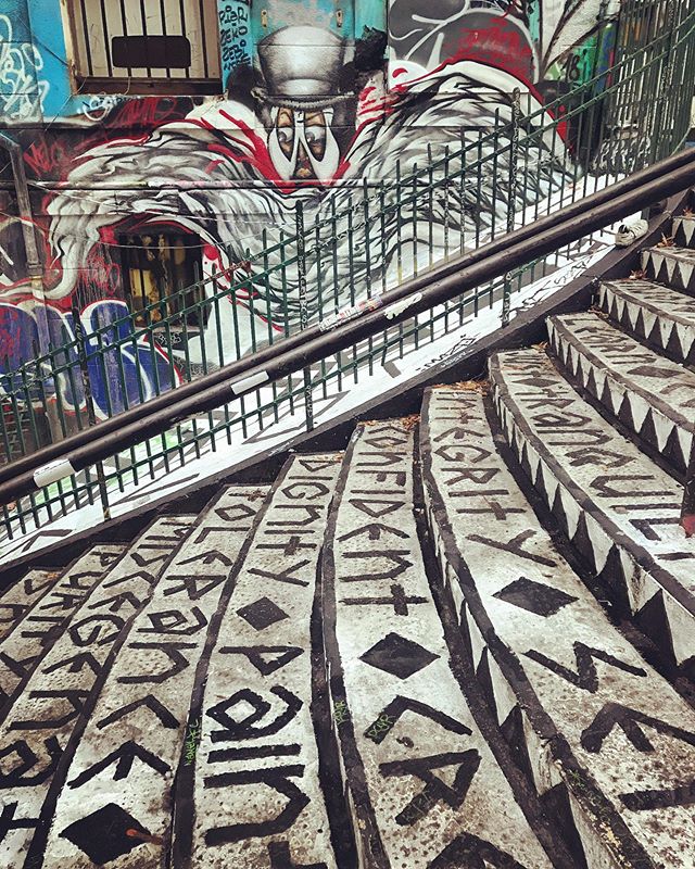 Integrity, dignity, tolerance, purity. Inspirational graffiti on the iconic stairs of Cours Julien .
.
.
&Ccedil;a veut dire: Monteez les escaliers de Cours Ju pour trouvez l&rsquo;inspiration .
.
.
#marseille #streetart #graffiti #coursjulien #cours