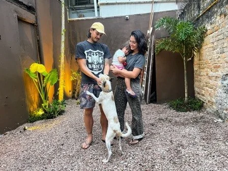 João Henrique e Daniela, proprietários do Bar Café Olavo, com a filha Madalena e o cãozinho Olavo