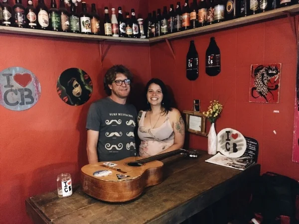 Alemão e Letícia: casal criou um bar para conviver com amigos que amam a Cidade Baixa