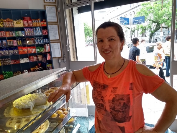 A proprietária Maria Helena recebe o público no primeiro dia de funcionamento do Bendita Esquina 