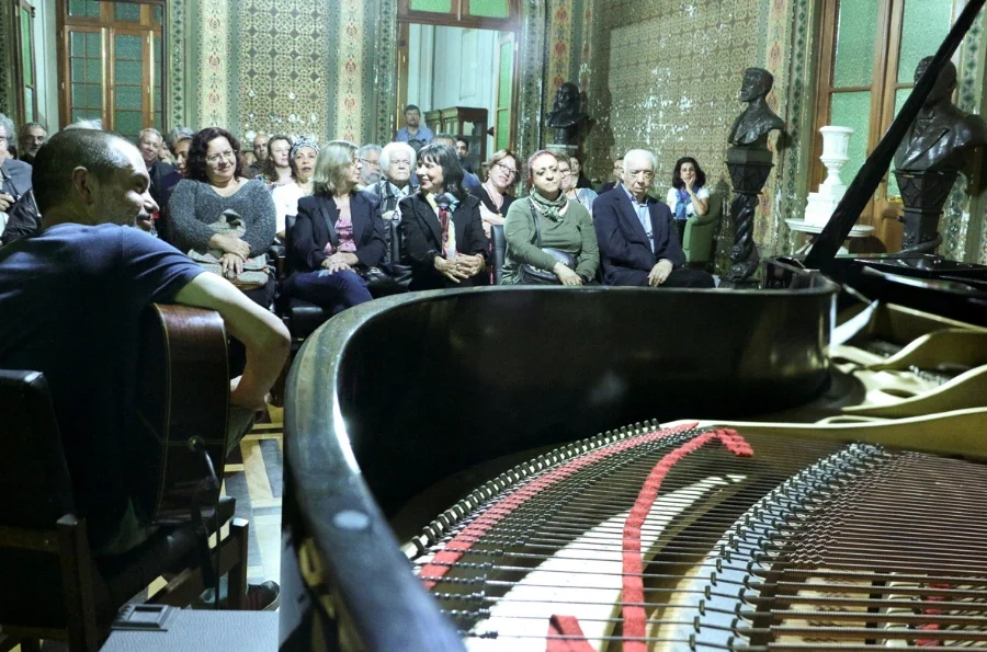 O violonista Dinho Oliveira se apresenta diante de uma plateia fiel que frequenta o Salão Mourisco, com excelente acústica e arquitetura inspiradora