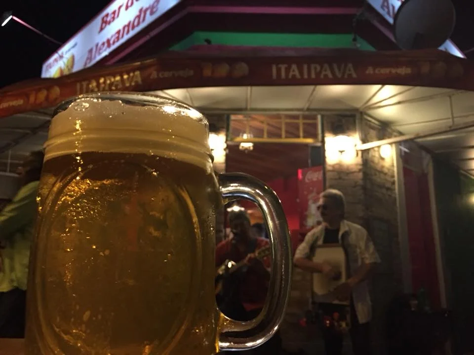 O roqueiro Júlio Reny, ao fundo, se apresentando em frente ao bar (Foto Arquivo Pessoal/José Antonio Lamb)