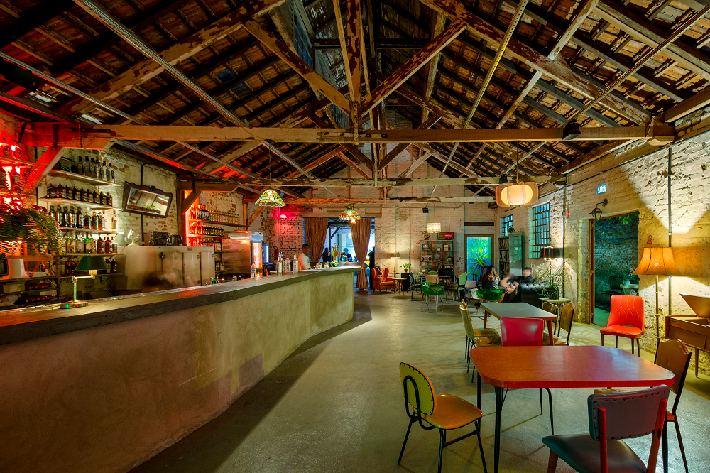 O Bar Agulha se destaca pela programação cultural e a originalidade da proposta instaurada num galpão do bairro São Geraldo (Fotos/Divulgação)