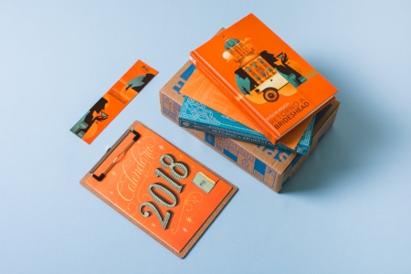 Kit de janeiro com livro, marcador, revista e calendário literário como brinde