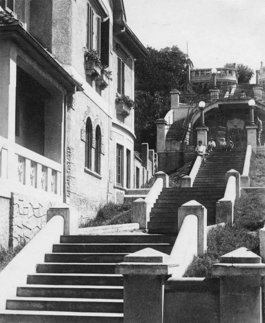 A escadaria recém inaugurada, na década de 1930: elo entre as partes alta e baixa da região central de Porto Alegre