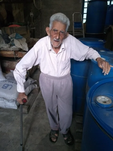 Vô Zeca, ativo no alambique, aos 90 anos (Foto/Rua da Margem)