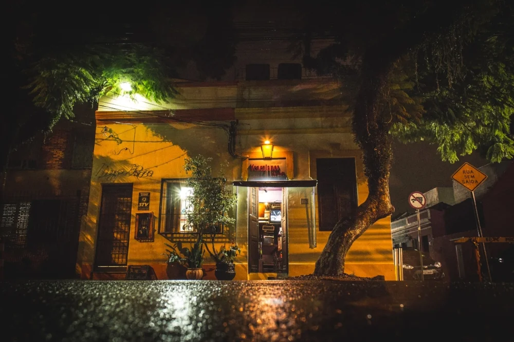O bar surgiu em 2000, junto à Travessa dos Venezianos, recanto histórico da Cidade Baixa, para dar dignidade à cena LGBT (Foto Maryane Moura/Divulgação)