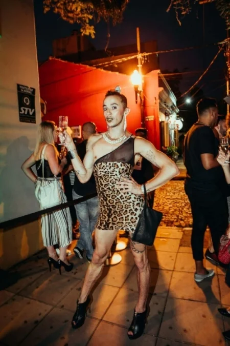 O bailarino Andrew Tassinari na calçada em frente ao Venezianos (Foto/Divulgação)