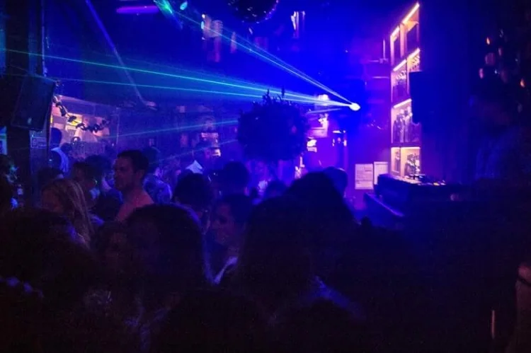 Casa lotada em noite de final de semana: território de liberdade e respeito à diversidade sexual (Foto/Divulgação) 
