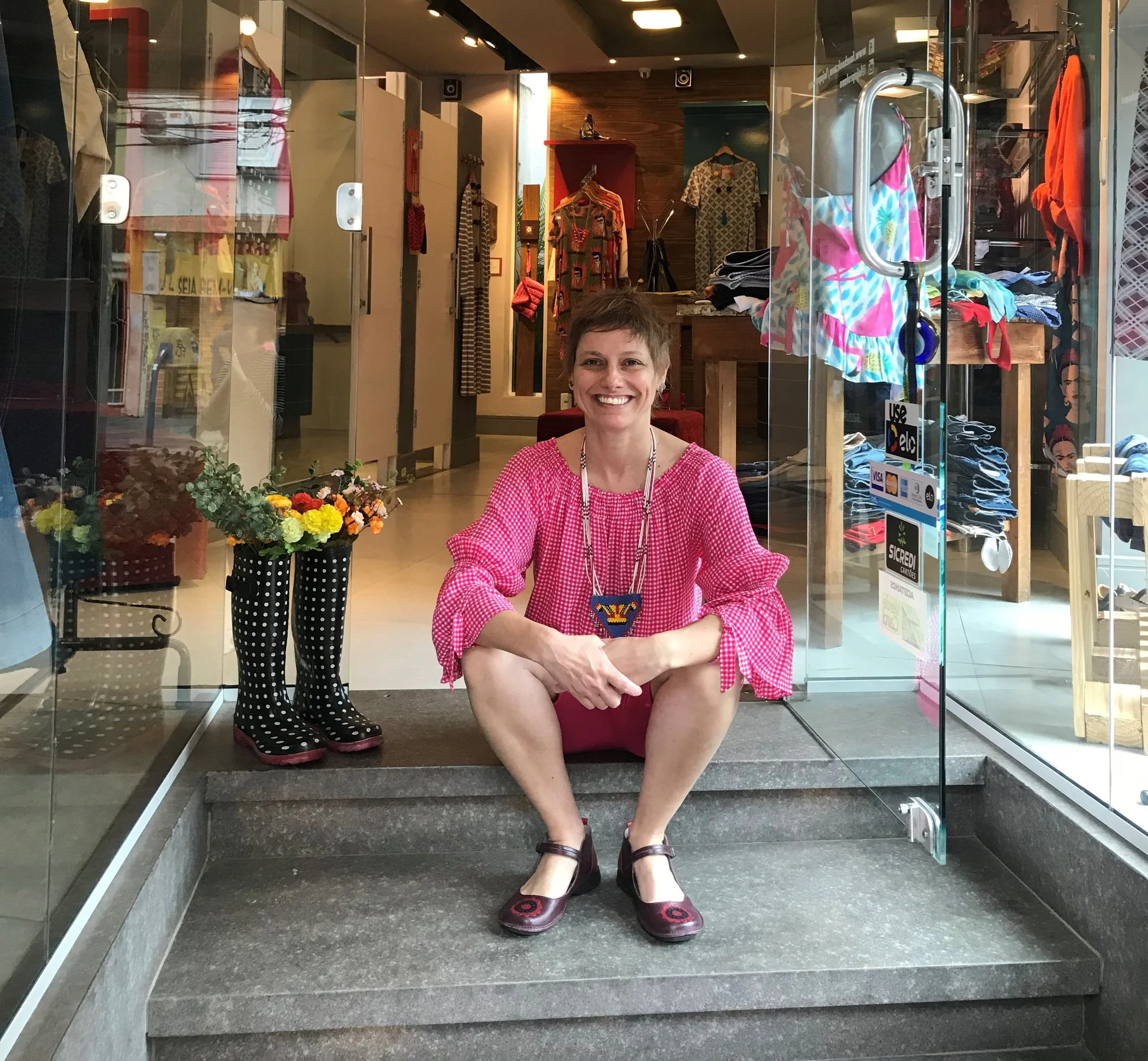 Simone Moro, criadora da marca: "As roupas carregam uma emoção e a pessoa que entra na loja sente isso" (Fotos/Divulgação)