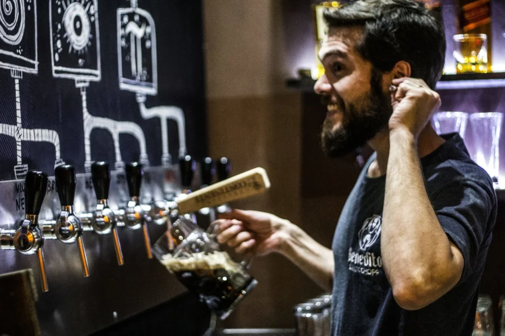 Marcelo Neves no comando das oito torneiras de chopp artesanal do Benedito 