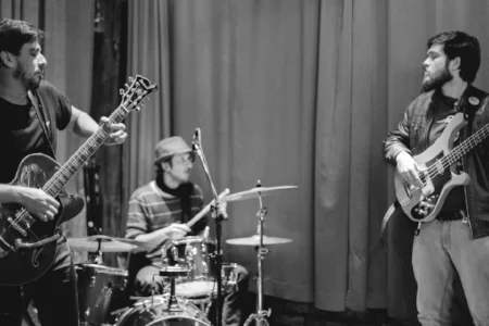 A banda Molho, que Marcelo formou com Tiago Scott na guitarra e Lucas Pedroso, o Oggo, na bateria, mistura jazz, soul, rock e blues