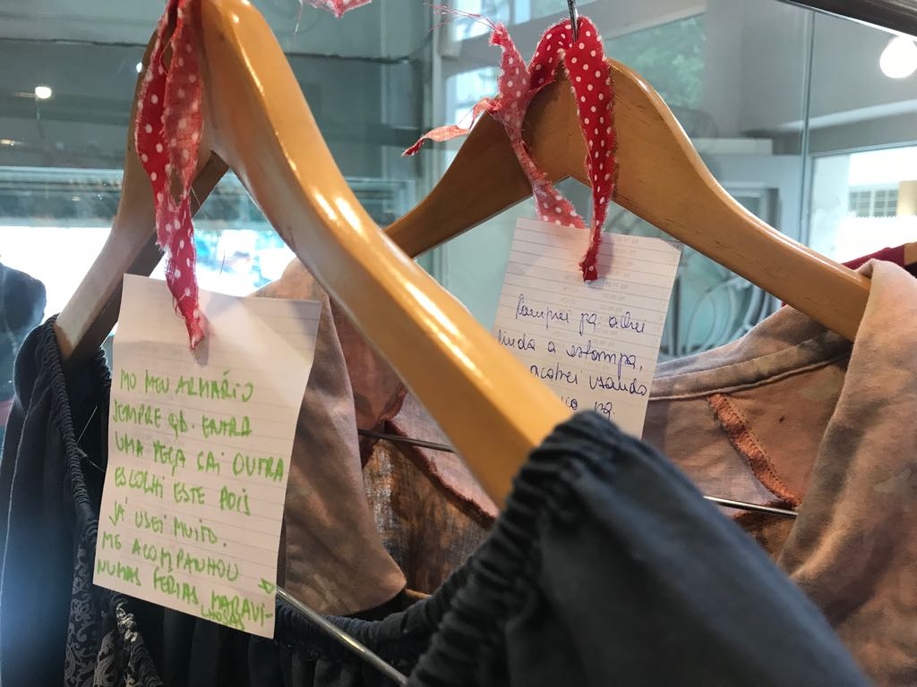 Mensagens com as histórias de vida que acompanham as roupas trocadas na Arara Colaborativa da loja Profana (Foto/Divulgação)