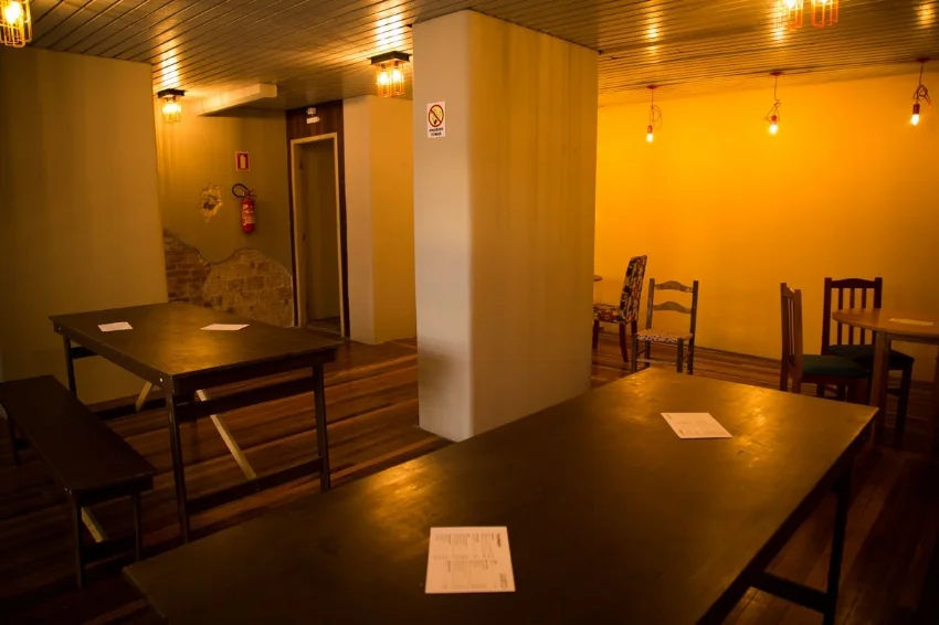 No mezanino, o espaço de coworking reserva mesas para reuniões em grupo  