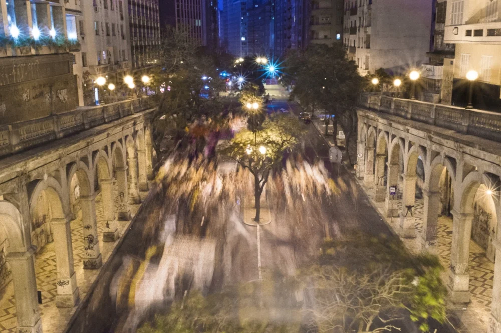 Viaduto Otávio Rocha, no Centro Histórico: desafio de recuperar cartão-postal da capital gaúcha, que hoje reflete a violência e a desigualdade social (Foto Alexandre Kupac)