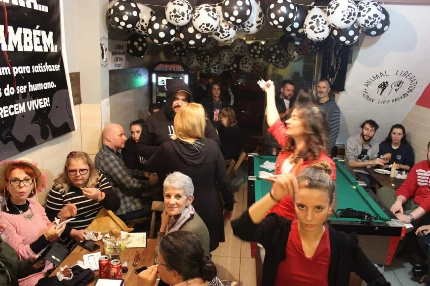 Eventos como A Noite dos Últimos Pilas reúnem a comunidade vegana e o público em geral para confraternização no Bar do Tio Lú