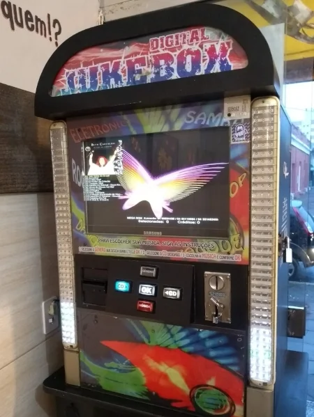 Marca de boteco autêntico, a jukebox oferece música em troca de moedinhas