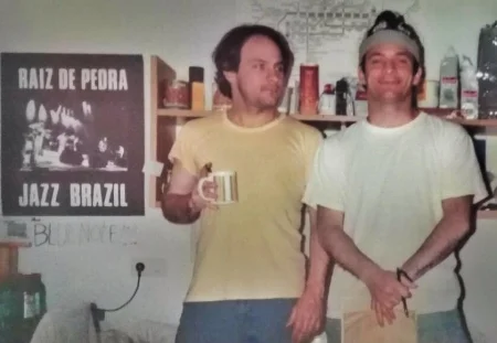 No tempo em que viviam em Munique: com o Raiz de Pedra, César (de caneca na mão) e Paulo ganharam o mundo (Foto/Acervo Pessoal dos irmãos Audi)