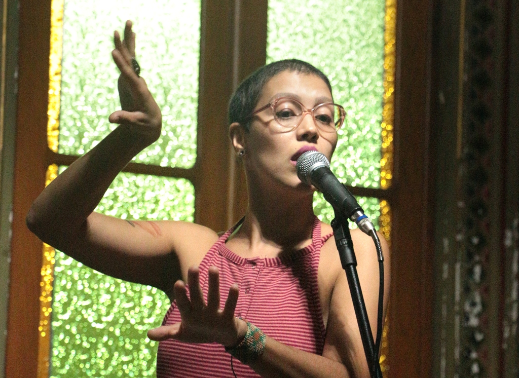 Paola Kirst em show há duas semanas no Chapéu Acústico, projeto da Biblioteca Pública do RS (Foto/Marcos Monteiro)