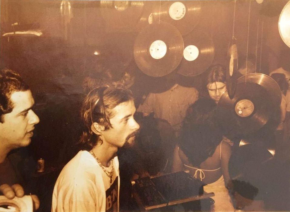 Fred Lima (ao centro), DJ residente do Pé Palito, casa noturna que dominou a cena boêmia da CB nos anos 2000 (Fotos/Acervo Pessoal de Fred Lima)