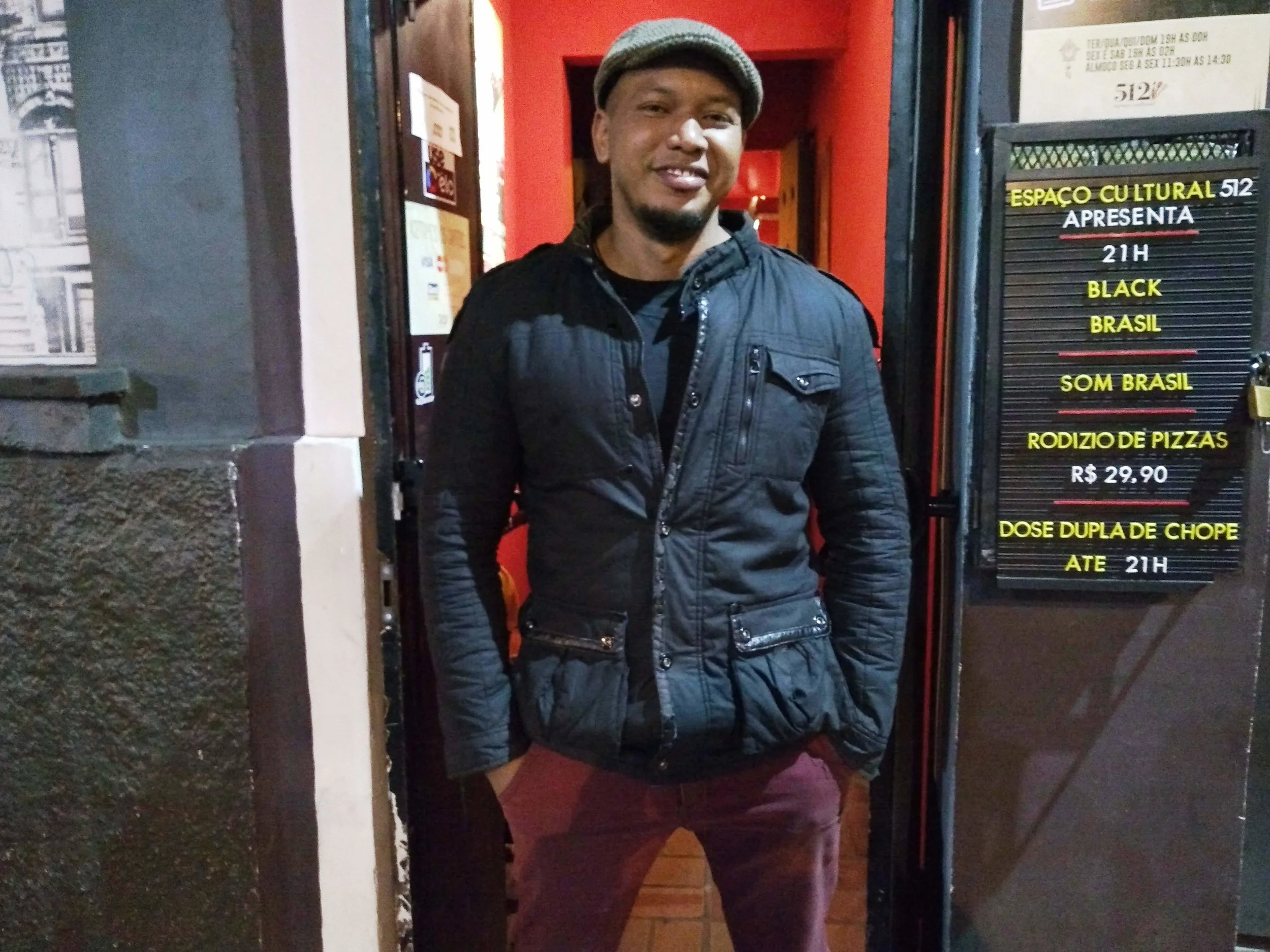 Maurício, há seis anos porteiro e segurança do 512: “Algumas pessoas dão um tempo, viajam ou se casam, quando voltam se sentem bem de ainda me ver aqui. É uma sensação boa de que algo se preserva”