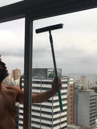 Faxina na janela do 21º andar (Foto/Arquivo Pessoal)