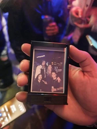 a guria da polaroid na cidade baixa