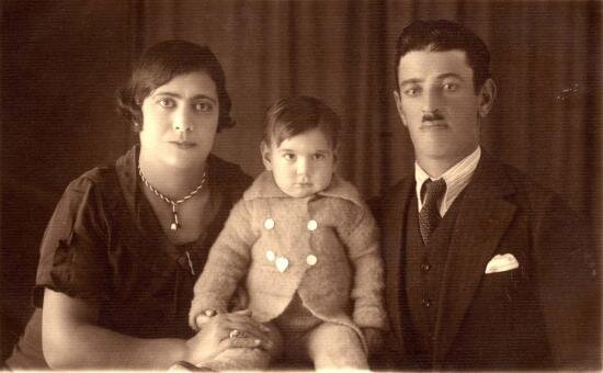 Carte postale d'un portrait de famille envoyée par Jacob Alvo à Salonique à Aron Sarfaty à Tel-Aviv, le 8 janvier 1935.