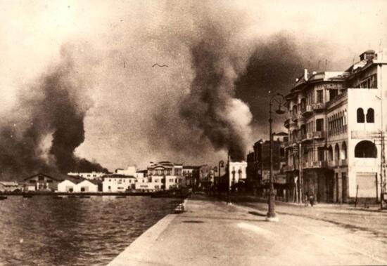 Une fumée au-dessus de Salonique au moment de l'invasion allemande, le 9 avril 1941.