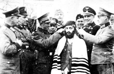 Les Nazis coupant les peyot du rabbin Zvi Koretz 17 mai 1941