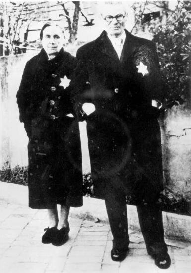 Una pareja de ancianos judíos con la insignia judía antes de la deportación, Salónica, 1942-1943