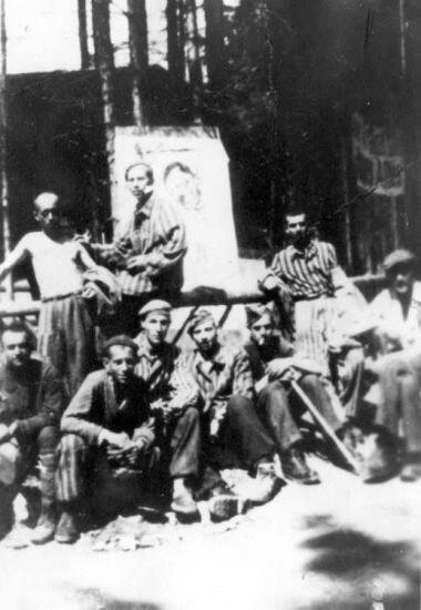 Kapas Panagiotis, juif de Salonique, le jour de sa libération d'un camp de concentration à Mauthausen, en Autriche, le 6 mai 1945.