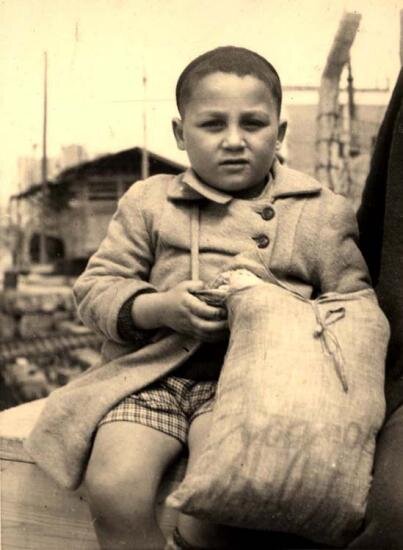 Un niño judío de Salónica sobreviviente del campo de concentración a bordo de un barco de inmigrantes ilegales, 1946