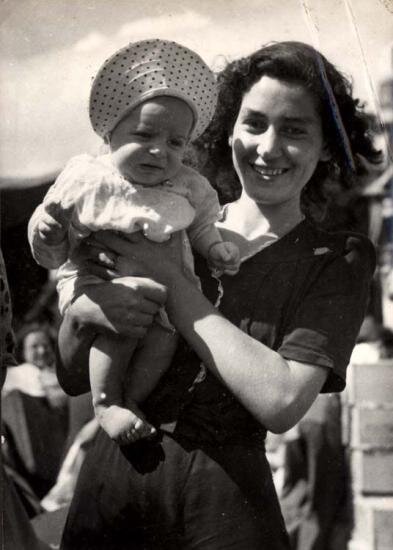 Una mujer judía de Salónica sobreviviente del campo de concentración y su bebé antes de embarcarse en un barco de inmigrantes ilegales, 1946