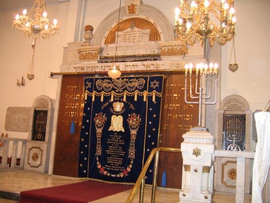 Interior de la sinagoga Yad LaZikaron de Salónica, 2007
