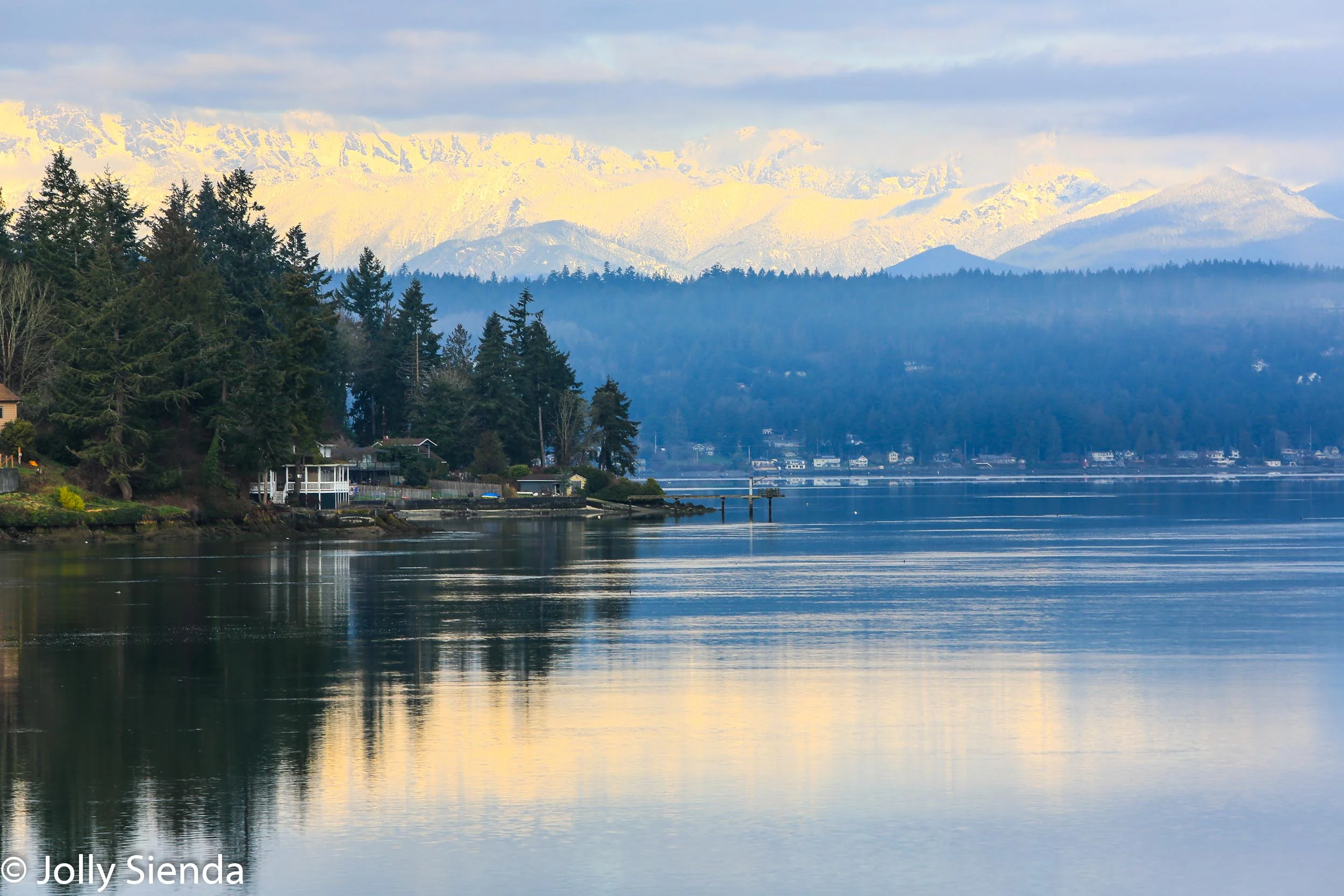 Olympic Mountain range snow reflection on the Puget Sound, Dyes