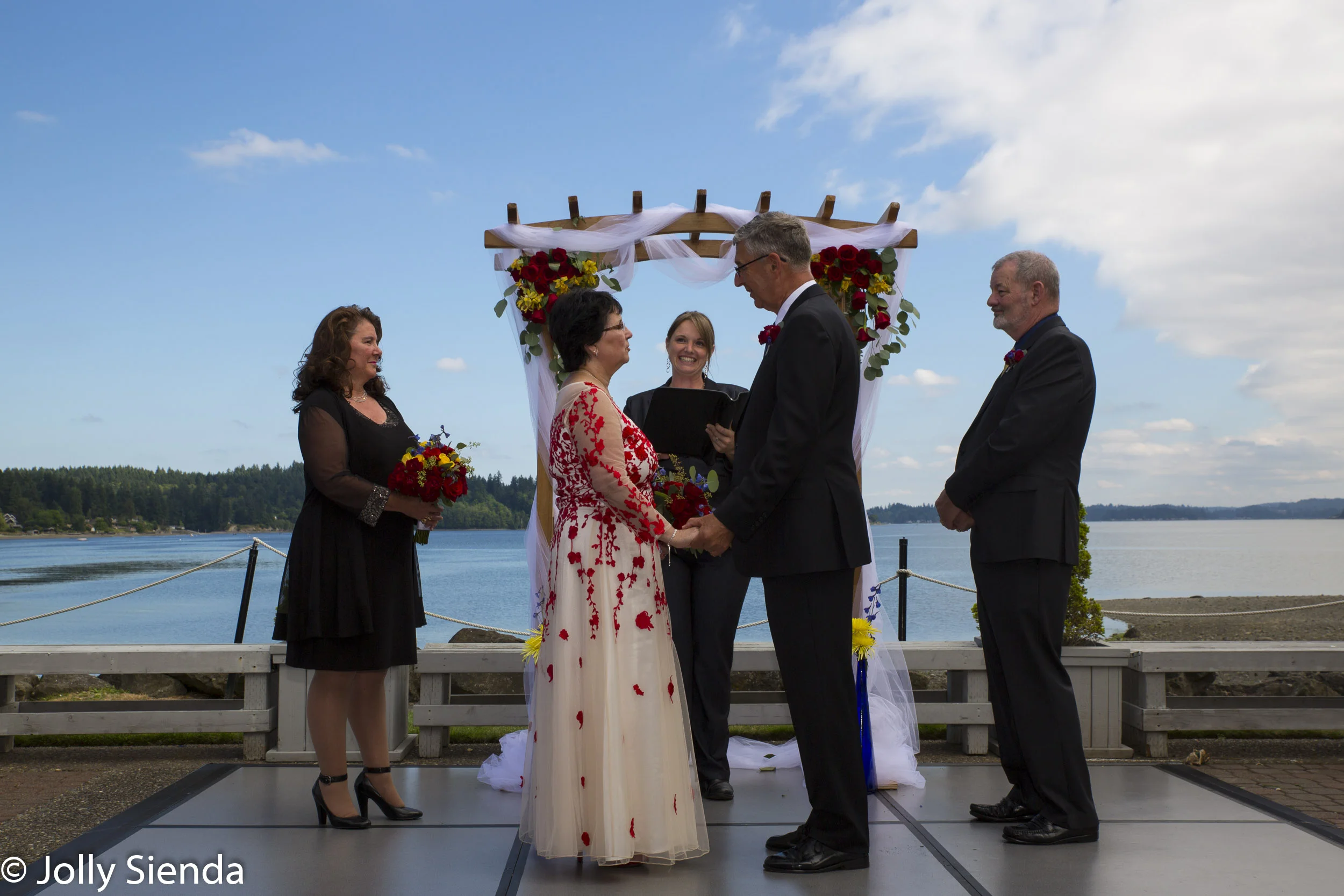 4 pm outdoor wedding ceremony in July at the Best Western Silverdale Beach Hotel, Silverdale, Washington