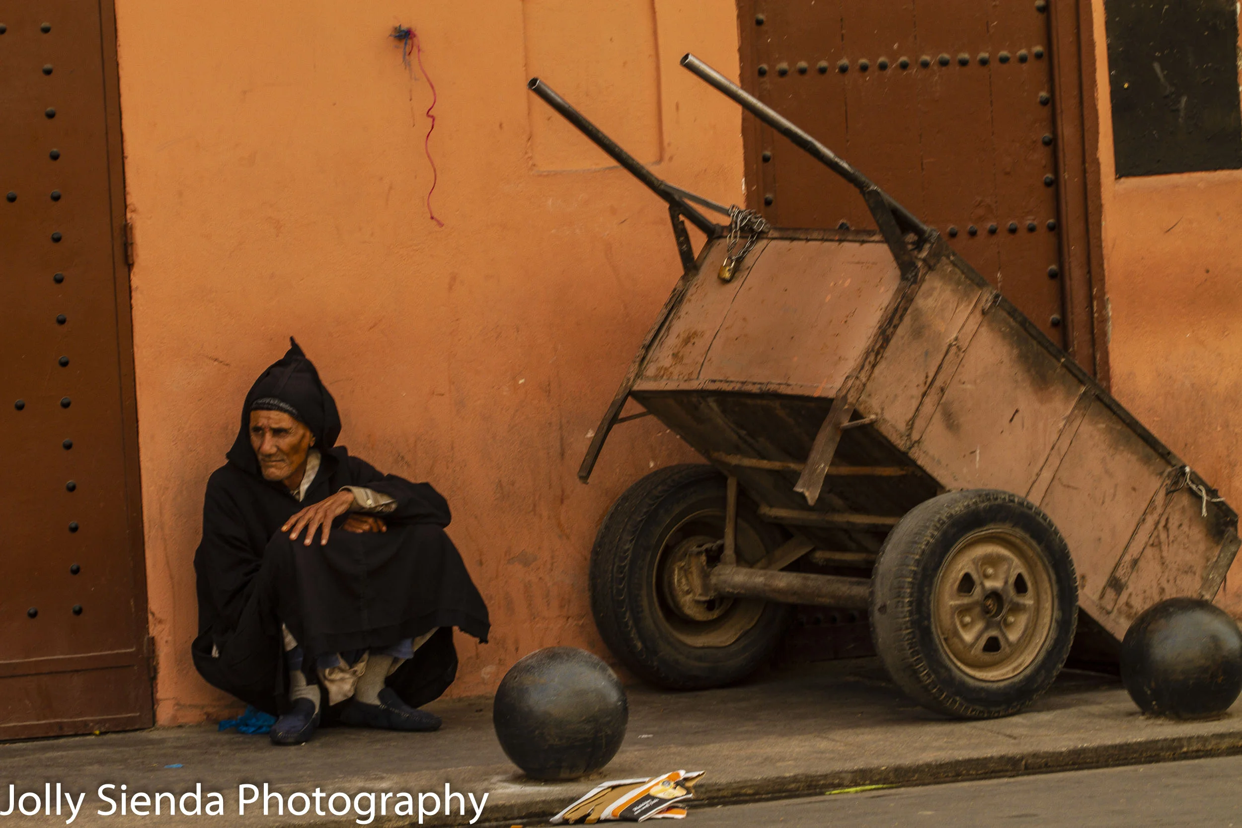 Man in Jabala rests next to his cart