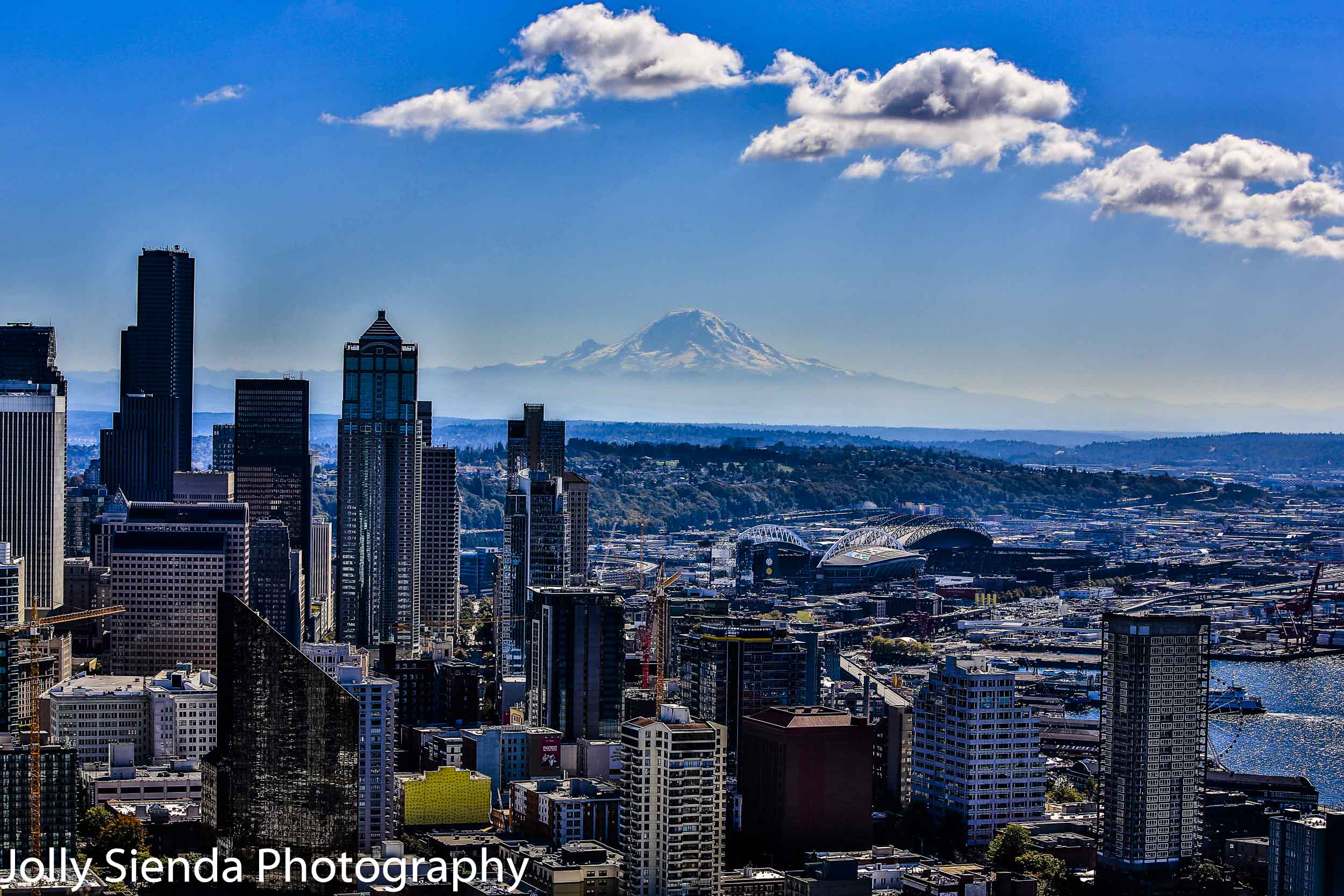 Downtown Seattle skyline and Mount Rainier 