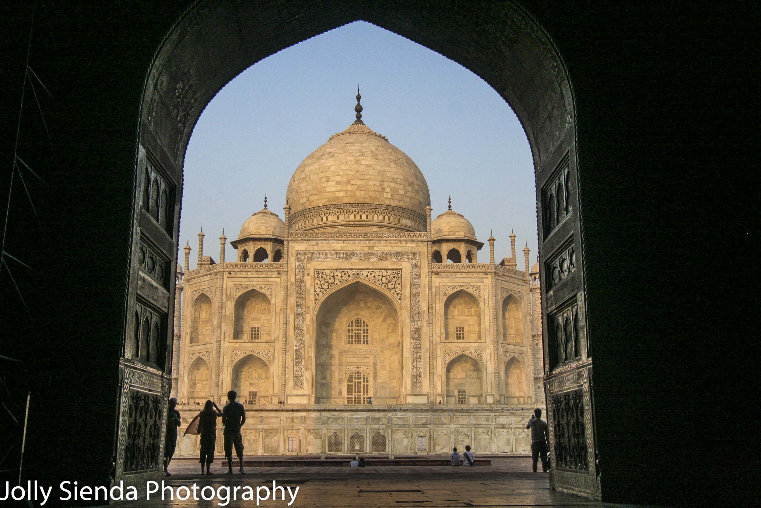 Large doorway leads to the Taj Mahal